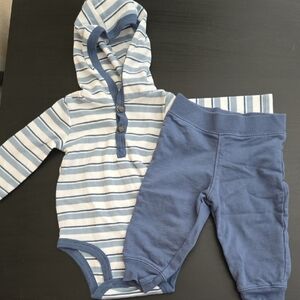 Carter's Blue/ White Onesie With Blue Pants Size 6 Months